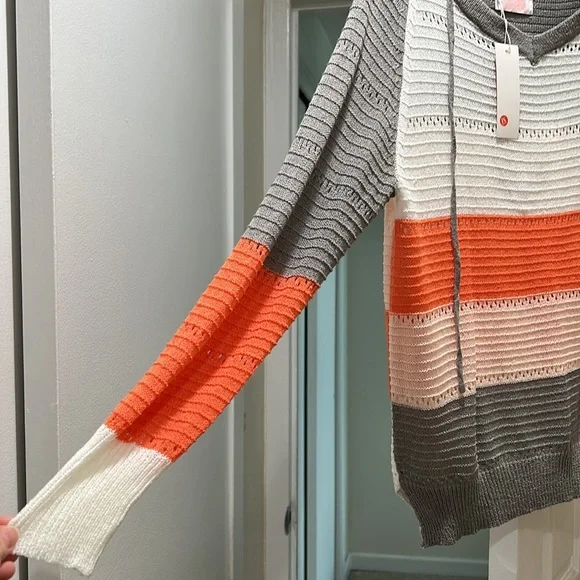 Beautiful color block light weight hooded sweater - Picture 3 of 4